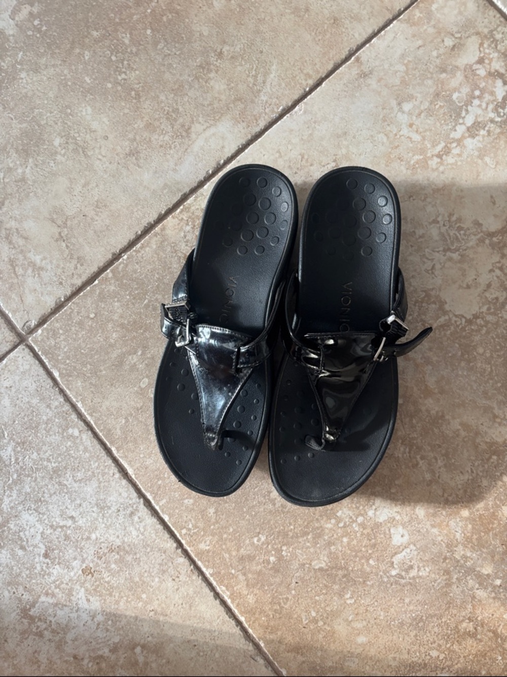 Vionic Black Patent Thong Sandals size 9 in good condition